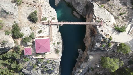 valle en el cañón vista de avión no tripulado