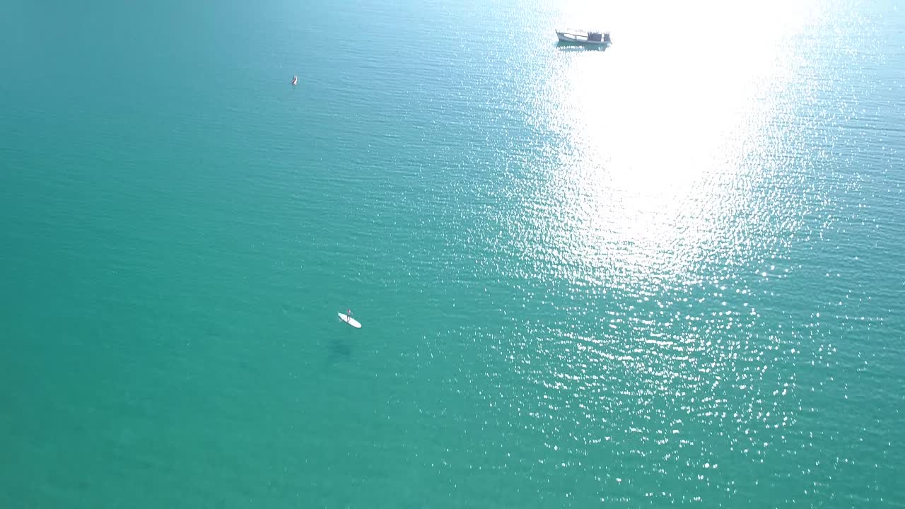 공중, 하향식, 새의 눈, 목제 부두에서 달리는 남자의 드론 샷과 청록색 바다에서 수영하는 사람들, 낙원 해변, 화창한 날, 코 쿠드, 태국, 아시아