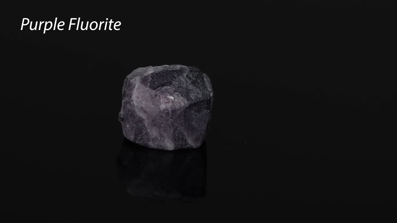 보라색 플루오라이트의 회전하는 조각이 전시되어 있습니다.