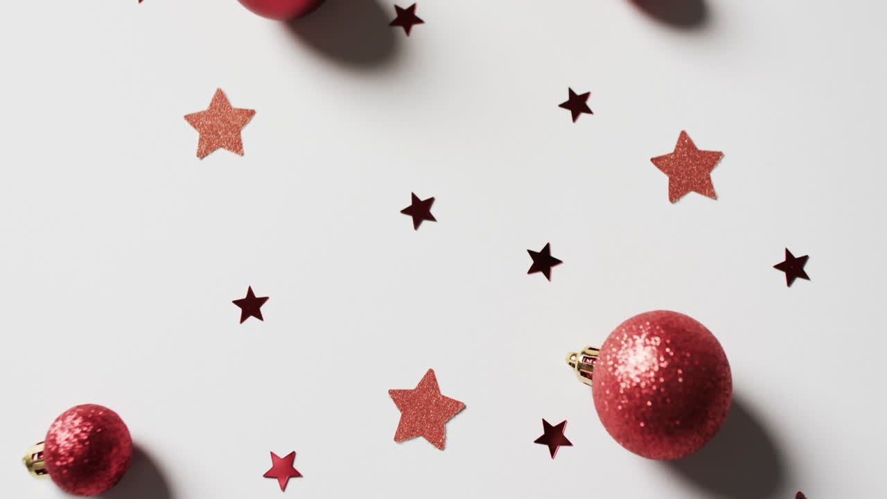 video de baubles y estrellas decoraciones de navidad con espacio de copia en fondo blanco