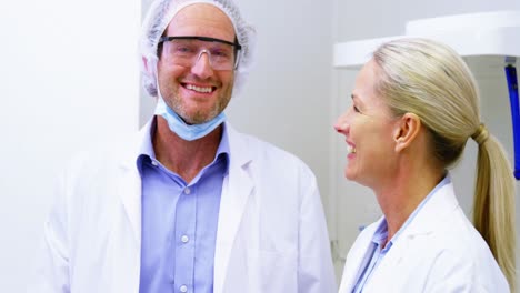 dentistas masculinos y femeninos interactuando entre sí