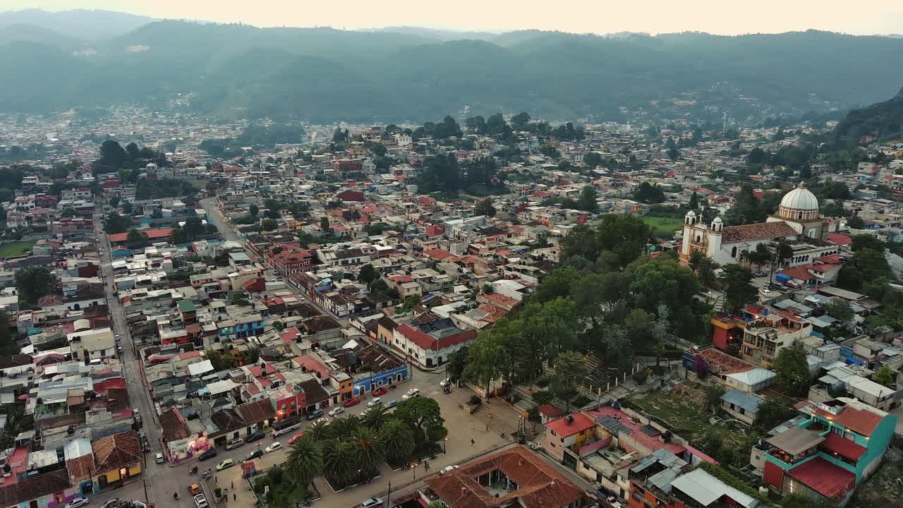 Ripresa aerea con drone di San Cristobal de Las Casas Chiapas, Messico - Vista dall'alto di una città montuosa.