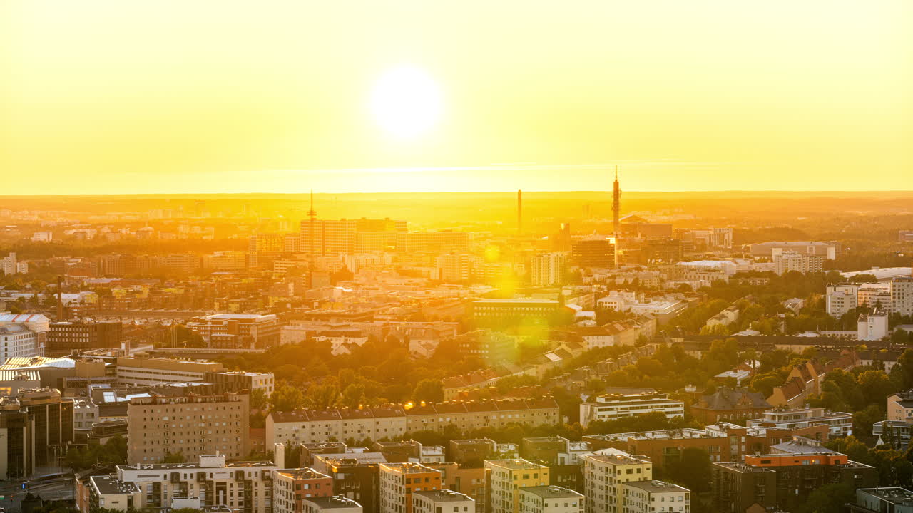 Timelapse dos distritos de Vallila e Pasila na cidade de Helsinque, pôr do sol na Finlândia