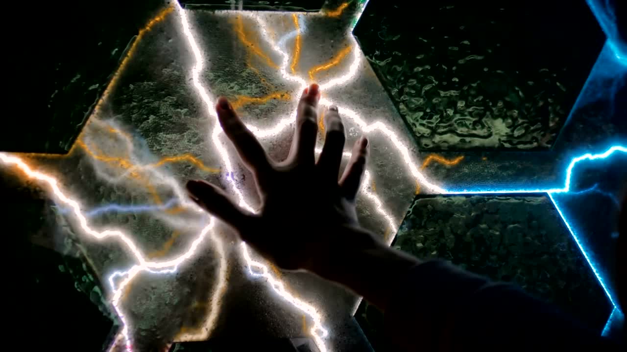 exposición interactiva de pantalla táctil en el museo de ciencias