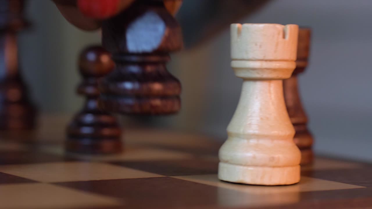 piezas de ajedrez de madera brillante usadas en un juego - primer plano