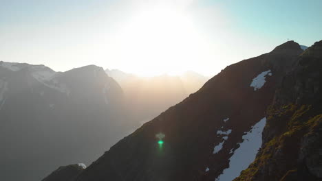 vista aérea de las cimas de las montañas en sunnmøre noruega saksa