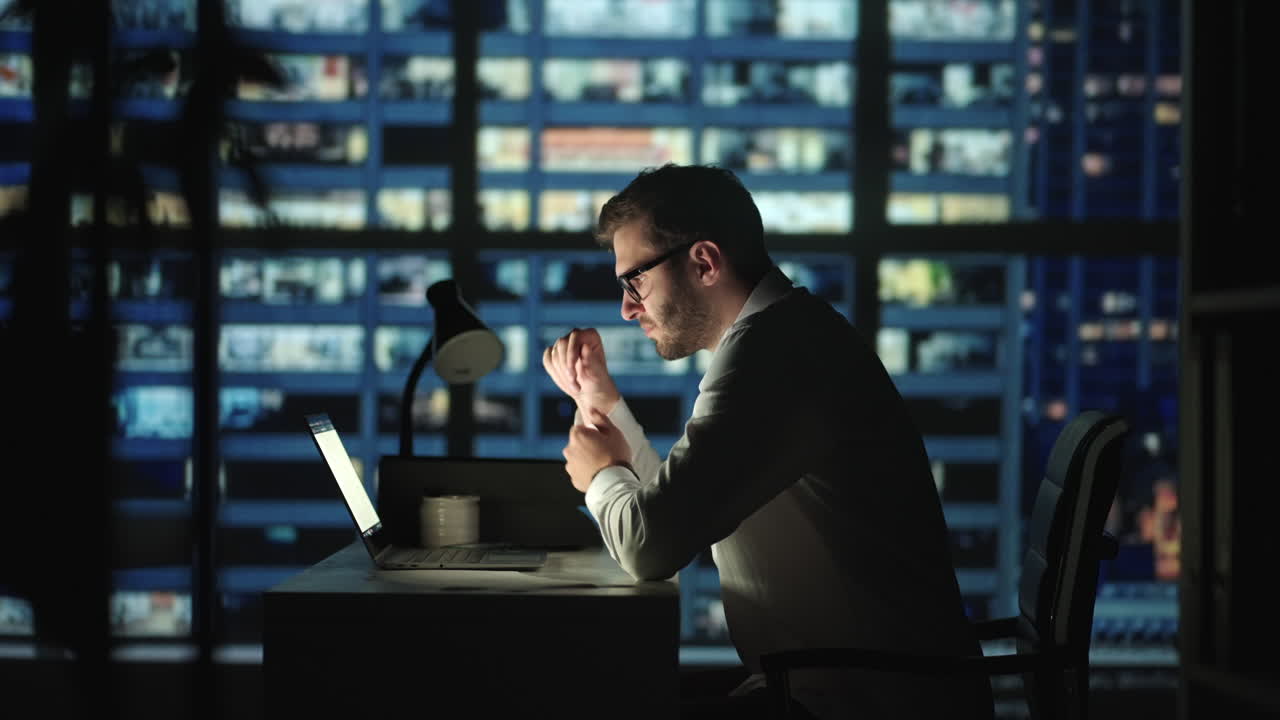 진지한 사람 직원은 책상에 앉아 아이디어를 개발하고 시작하고 문제 해결책을 찾고 열심히 일하며 현대 마천루 사무실에서 밤에 노트북 앱을 사용합니다. 마감일 경력주의 업무중독 개념