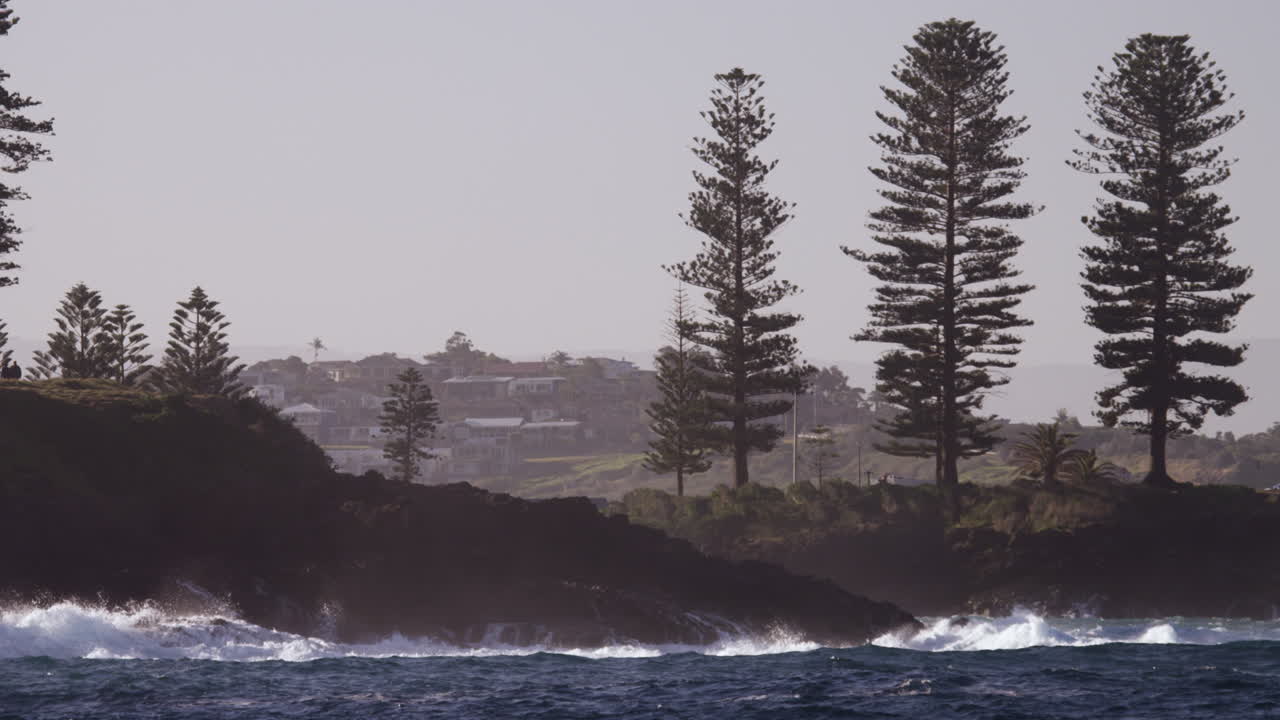 파도가 작은 해안 마을의 바위가 있는 해안선에 부히고