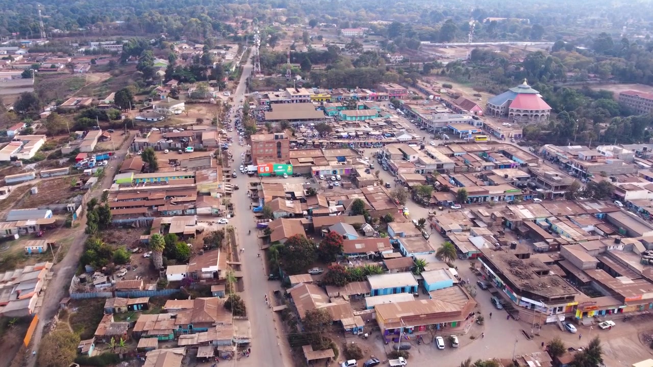 Filmato aereo con drone del vivace mercato all'aperto di Loitokitok in Kenya, che mostra commercianti, bancarelle, commercio locale e uno dei centri di mercato più trafficati del Kenya meridionale.