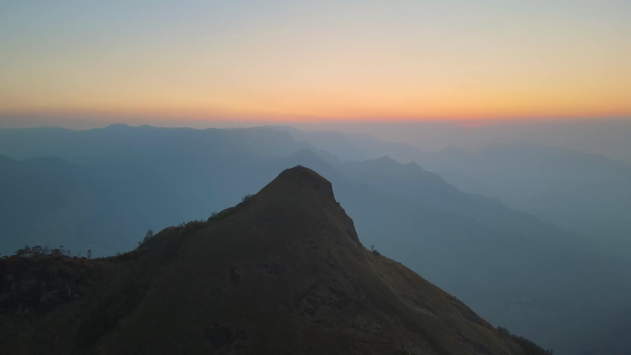 Ripresa aerea con drone della catena montuosa di Kolukkumalai, dove il sole del mattino incontra le montagne avvolte nella nebbia