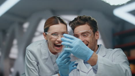 dos investigadores médicos sonriendo haciendo innovaciones medicamentos descubrimiento en el laboratorio de primer plano