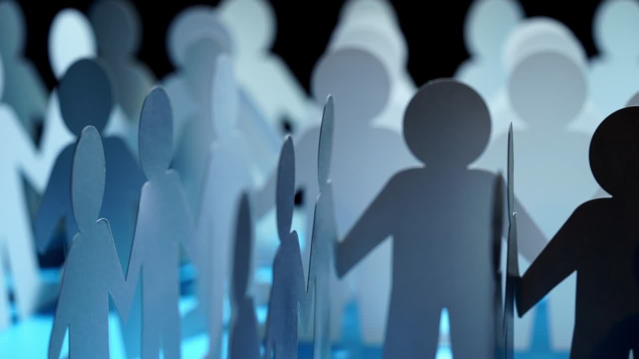 종이 체인 종이 남자의 그룹의 회전 영상