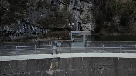 Toma-Aérea-De-Una-Pequeña-Presa-En-Walensee,-Suiza.