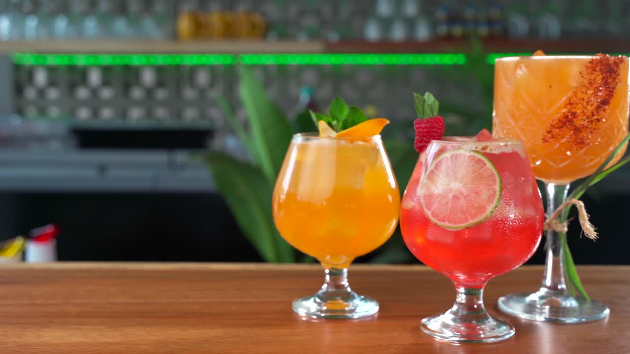 멕시코 레스토랑의 신선한 열대 칵테일 리프레시 믹솔로지