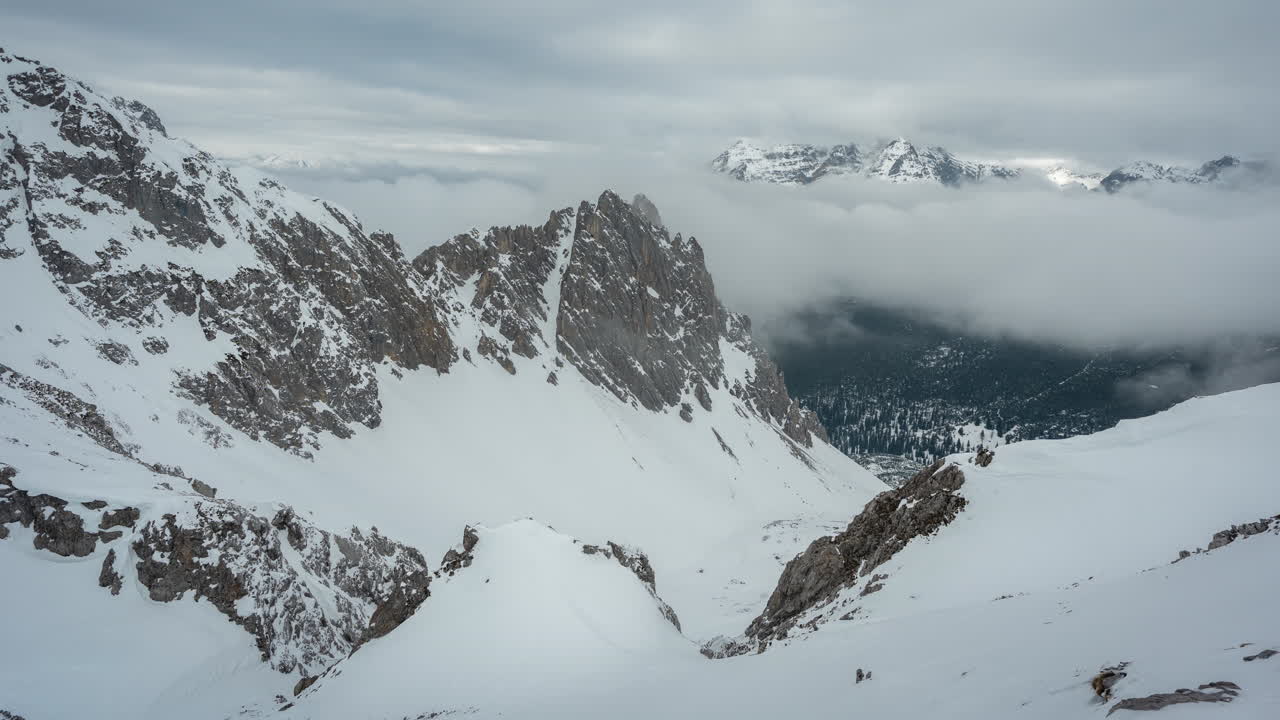 Timelapse, cime innevate delle Alpi e nuvole in movimento sopra Innsbruck, Austria