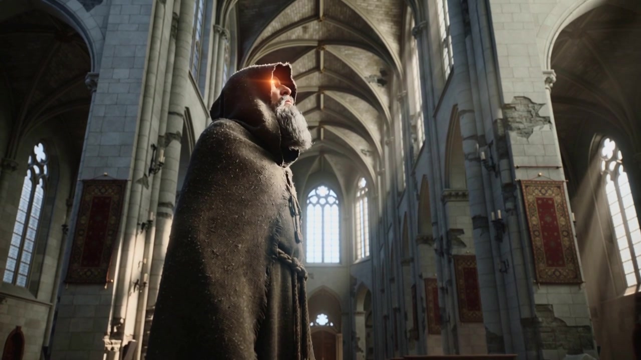 En munk med hette lener seg og ser opp i en katedral idet en solstråle treffer hetten og lyser opp kirkebenkene
