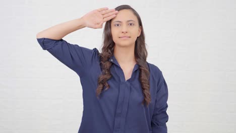 una joven india orgullosa saludando
