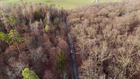 Folgendes-Auto-Mit-Drohne-Auf-Der-Straße-Im-Deutschen-Wald-Und-In-Der-Ländlichen-Landschaft