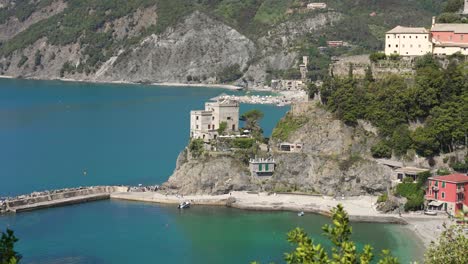 vista panorámica de los acantilados de cinque terre con castillo