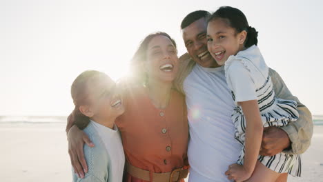 Eltern,-Kinder-Und-Strand-Mit-Lachen-Mit-Gesicht