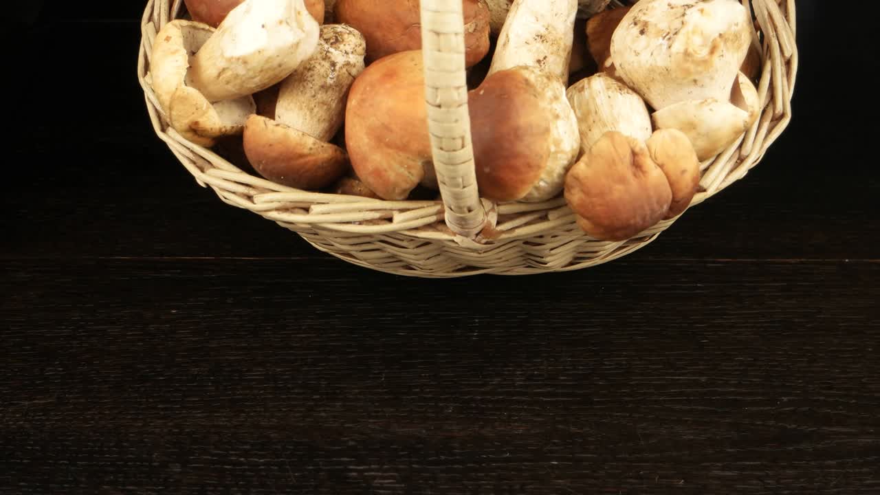 setas de cerdo en una canasta de mimbre