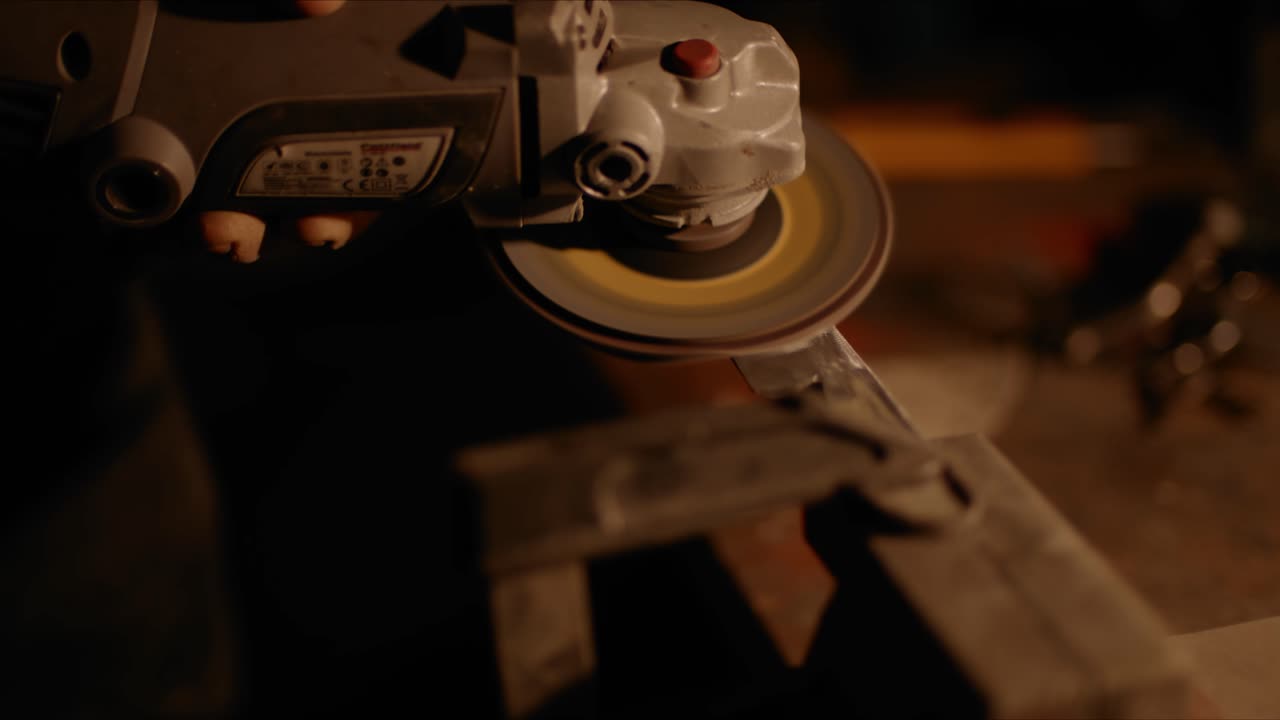 전기 그라인더로 새로운 나이프 샌딩 금속 만들기