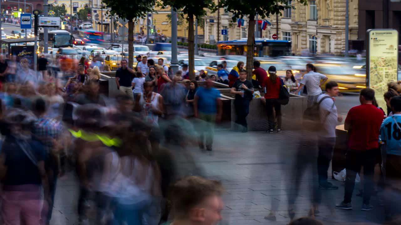 축구 팬들과 관중들은 경기가 끝난 후 거리에서 재미를 느니다.