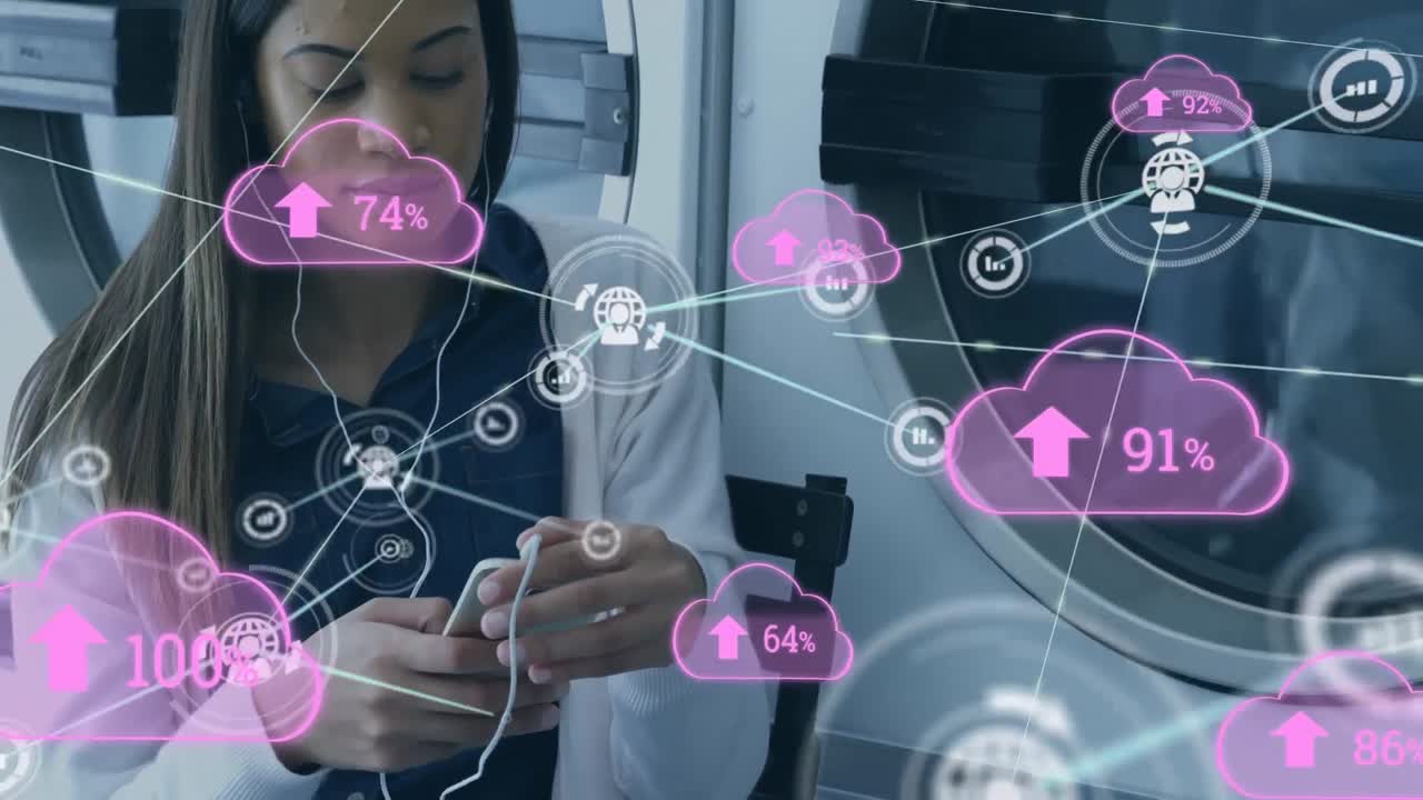 animación de la red de conexiones, nubes y porcentaje pasando por encima de la mujer biracial usando teléfono inteligente