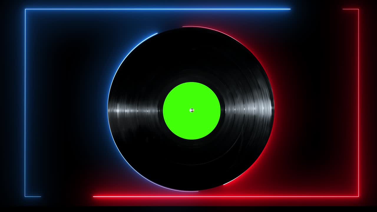 녹색 모방 스티커와 함께 반이는 네온 라인 비닐 디스크는 검은 바탕에 고립되어 회전합니다.