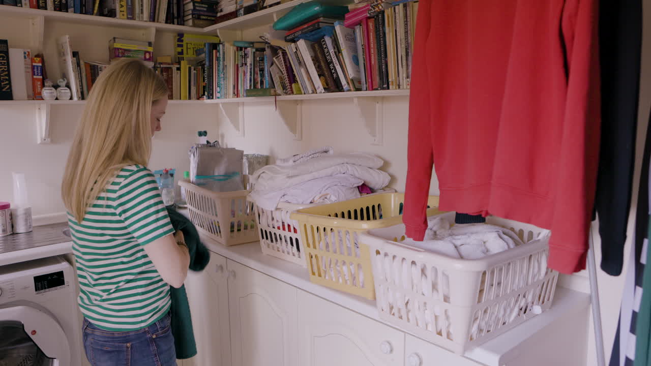 세탁을 하는 여자