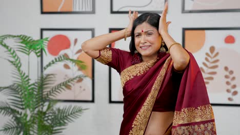mujer india conmocionada gritando