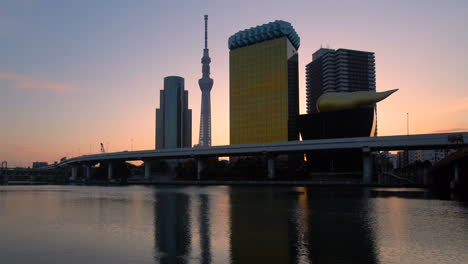 el horizonte de la ciudad de tokio al amanecer.