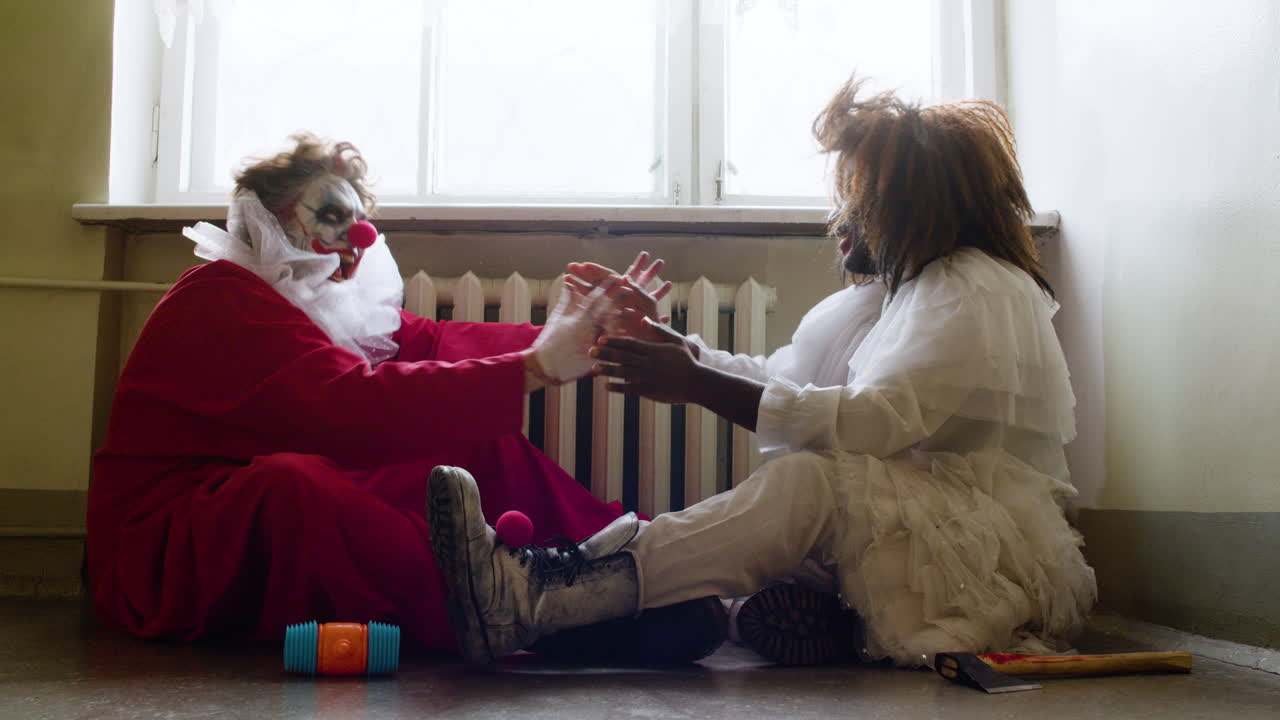 dos personas aterradoras jugando a la pastelera