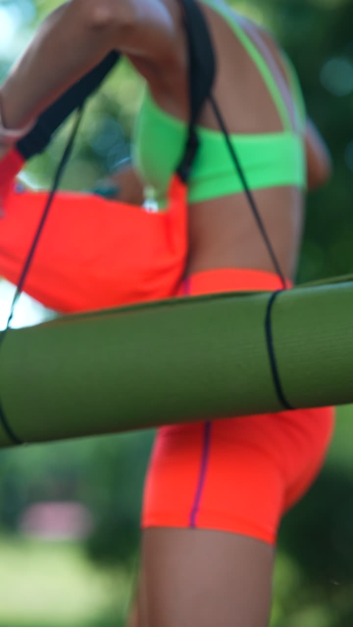 mujer preparándose para hacer ejercicio al aire libre