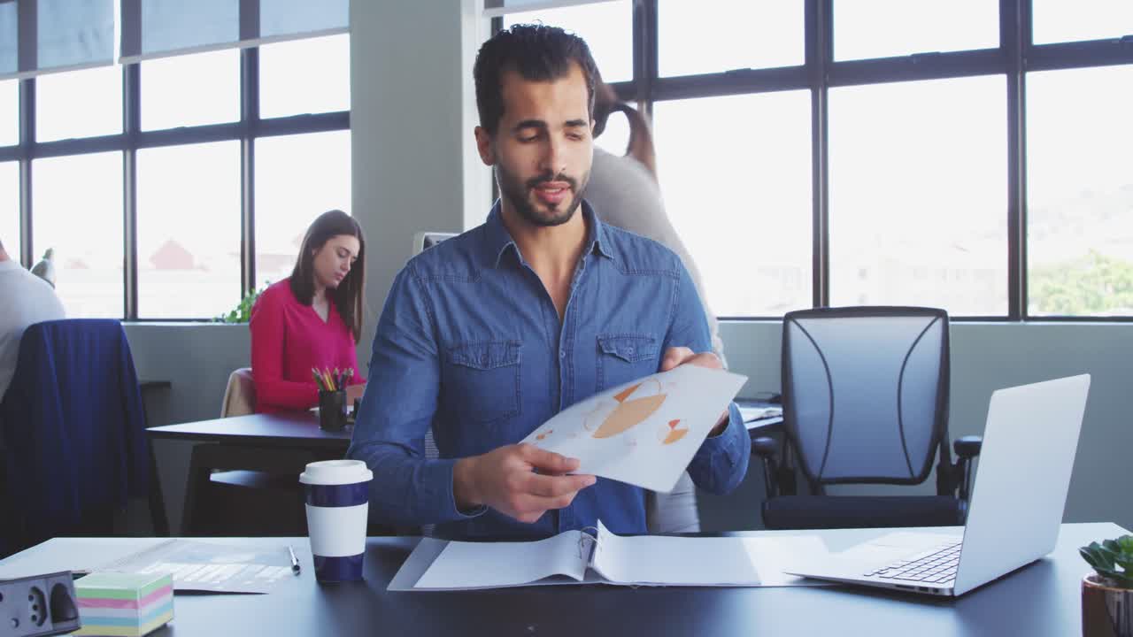 Uomo d'affari che intervista qualcuno in un ufficio moderno