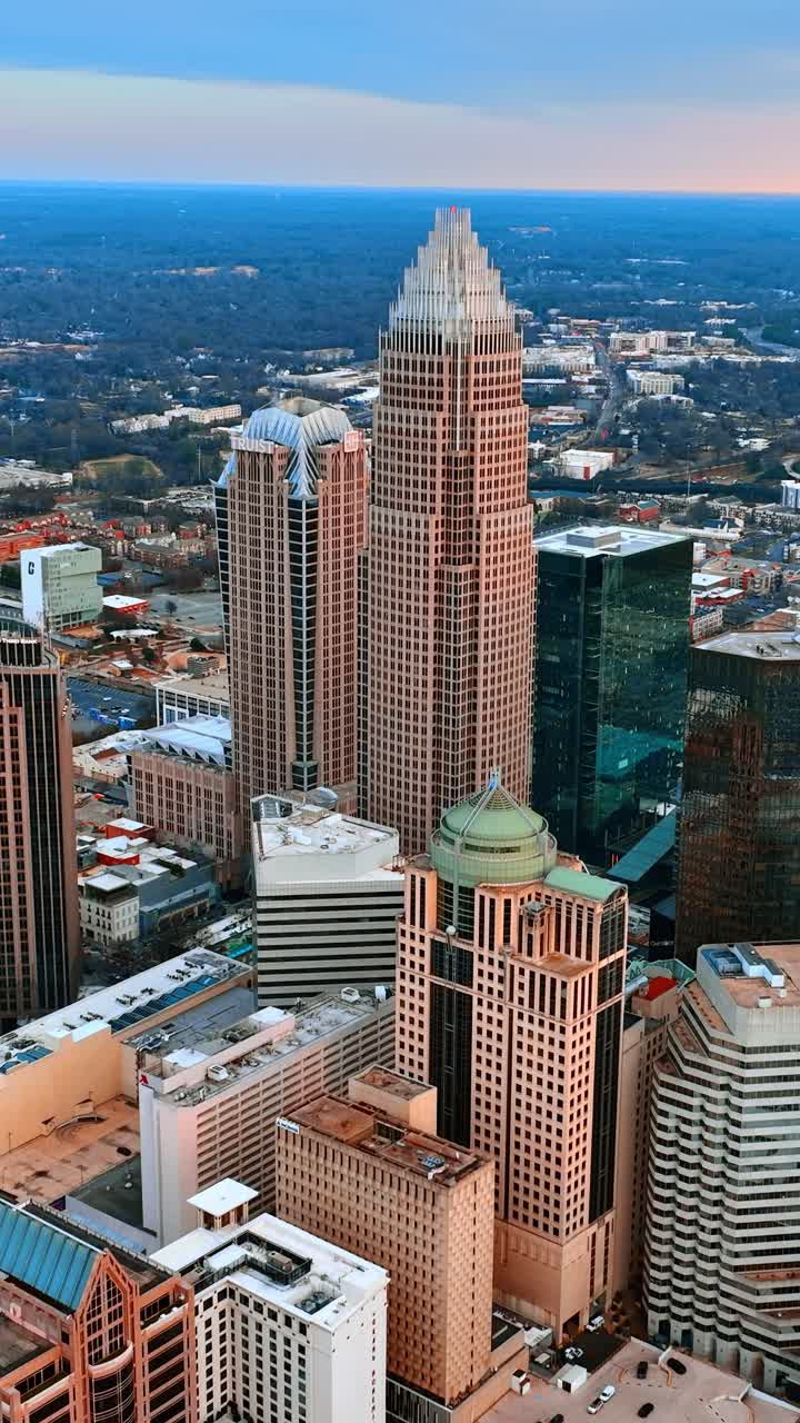 Vista spettacolare sull'ampio panorama urbano di Charlotte, Carolina del Nord, USA. Drone che si avvicina all'edificio più alto nell'architettura del centro città. Video verticale