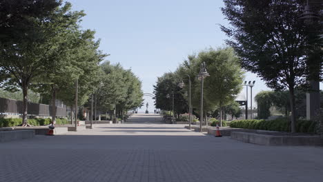 Pasarela-En-Belvedere-Plaza-En-Louisville,-Kentucky-En-Un-Hermoso-Día-De-Verano-Con-La-Estatua-De-George-Rogers-Clark-En-El-Horizonte