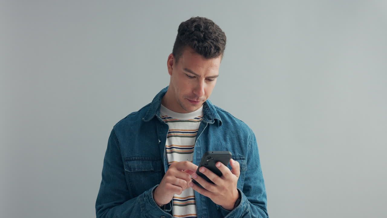 스마트폰을 사용하는 남자