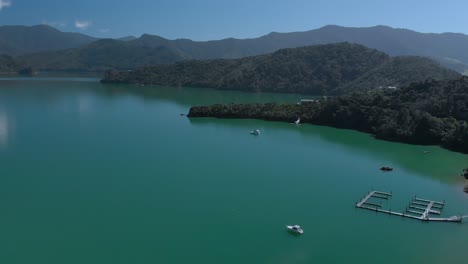 Cámara-Lenta:-Toma-Aérea-De-Veleros-Y-Embarcadero-En-El-Sonido-De-Kenepuru,-Sonidos-De-Marlborough,-Isla-Del-Sur,-Nueva-Zelanda