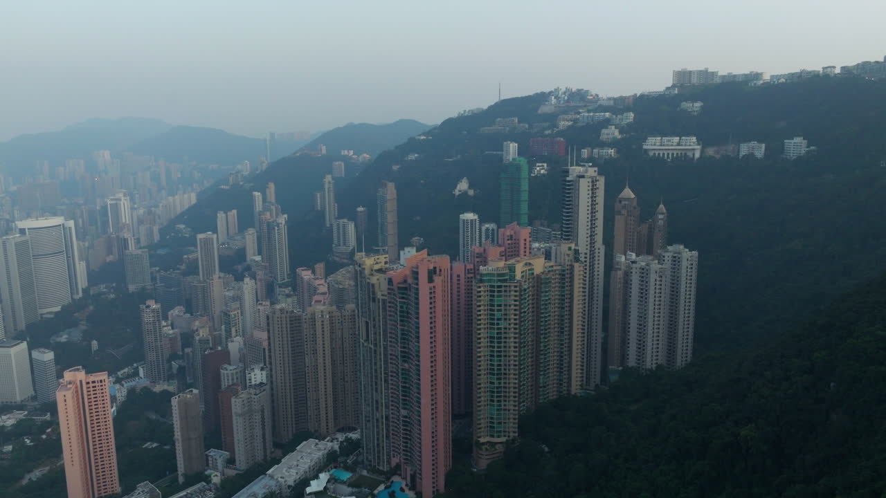 Ikoniczny krajobraz miejski Hongkongu o zachodzie słońca z Victoria Peak. Ujęcie z lotu ptaka