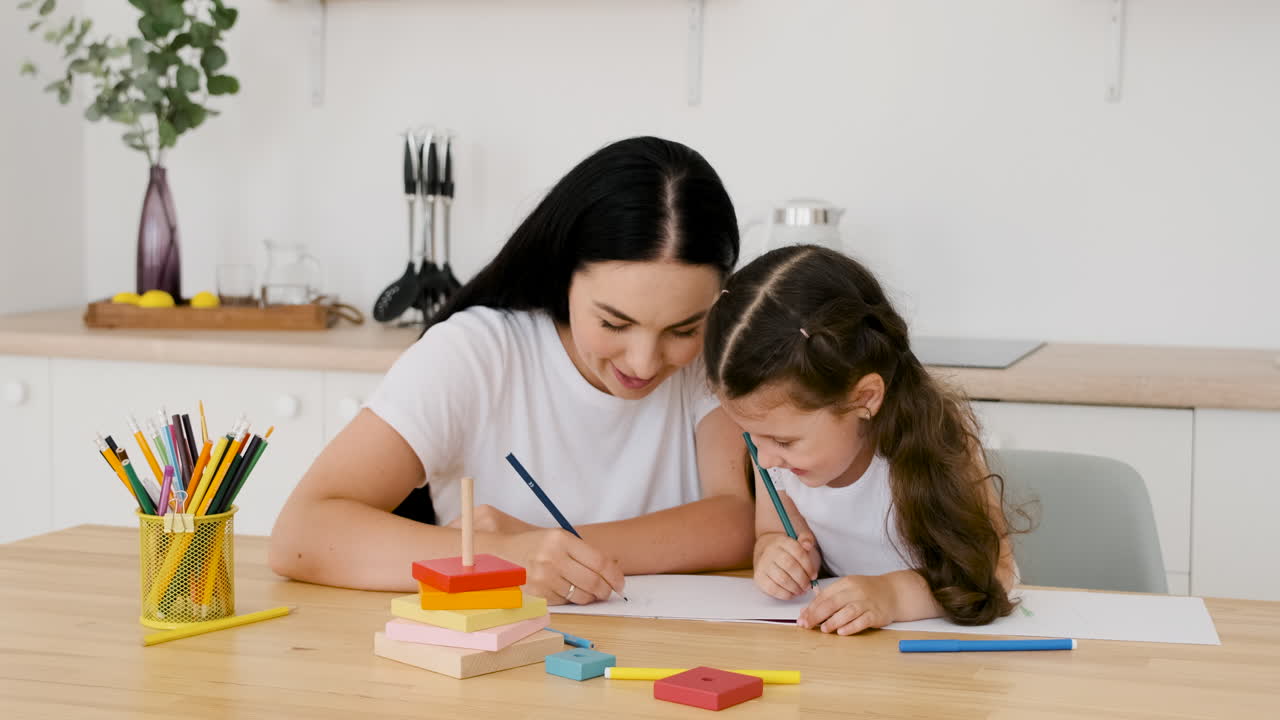 그녀의 동료가 그녀의 뒤에 안경을 정리하는 동안 집중된 웨이트리스 청소 조리대 1