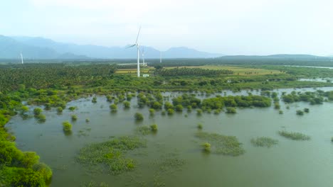 Drohnenaufnahmen,-Die-Eine-Windkraftanlage-In-Einer-Wunderschönen-Landschaft-Mit-Einer-Schwenkbewegung-Zeigen