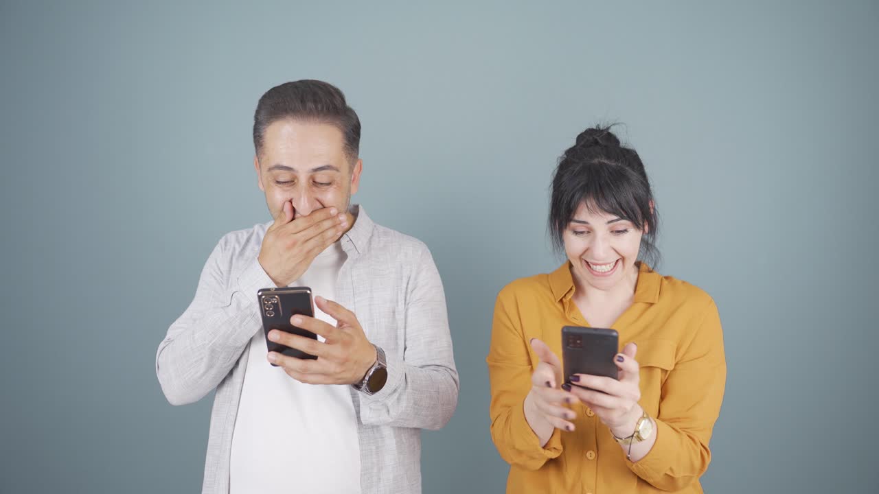 커플이 전화로 문자 메시지를 보내고 있습니다.