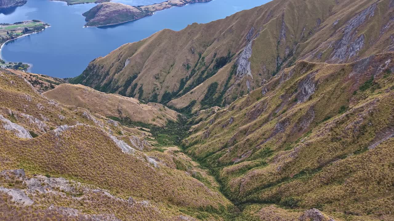 Scenic view of Roys Peak hiking trail and Lake Wanaka in New Zealand