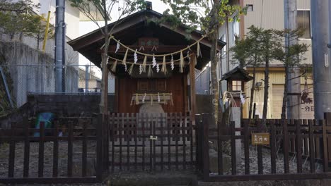 pequeño santuario de barrio en la ciudad de takayama, gifu japón