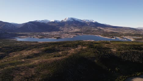 colina alpina junto a la península del lago del embalse de dillon cerca de sapphire point, colorado