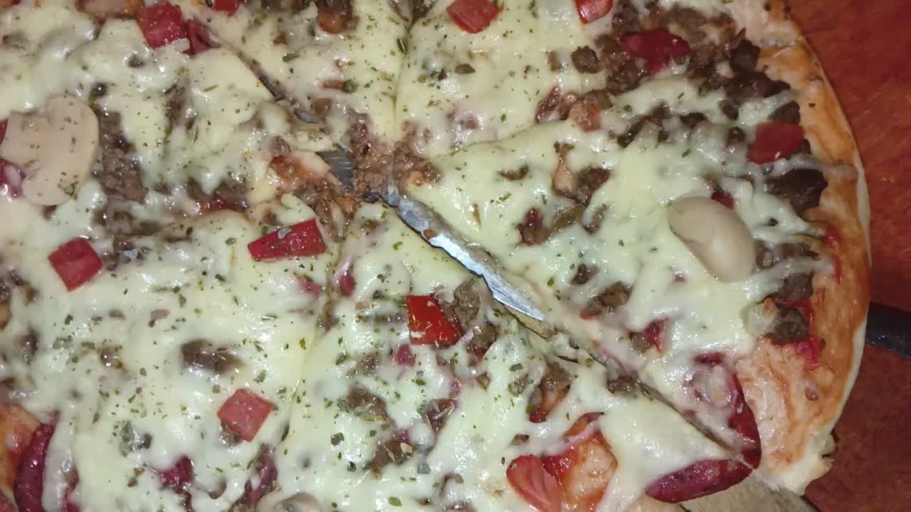 이탈리아 음식의 근접. 치즈와 고기 핑으로 피자.