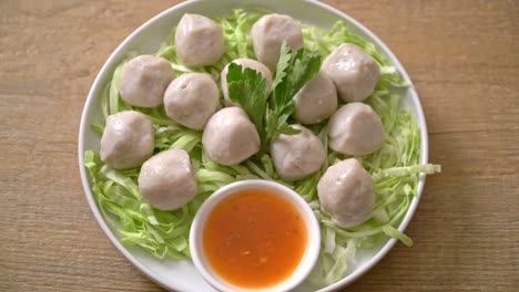 Boiled-Fish-Balls-with-Spicy-Dipping-Sauce