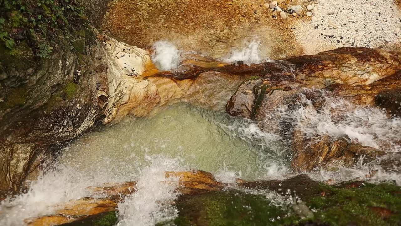 cascata rilassante nella roccia arancione, ripresa dall'alto, 60 fps