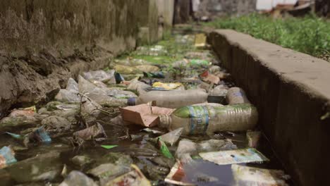 basura en el arroyo 01